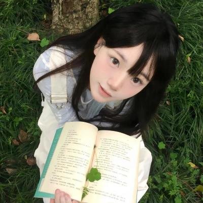 咖啡馆里的女孩